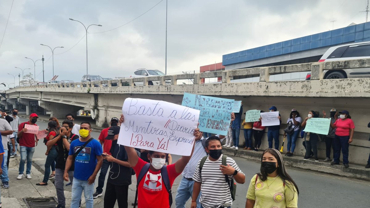 Protesta en exteriores de Expreso