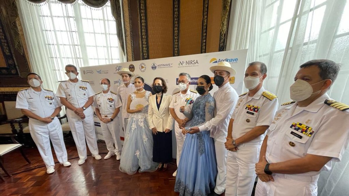 Gloria Gallardo, presidenta de la Empresa pública municipal de turismo estuvo presente con representantes de la Armada Nacional