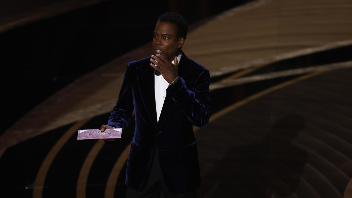 Chris Rock sorprendido luego del altercado con Will Smith.