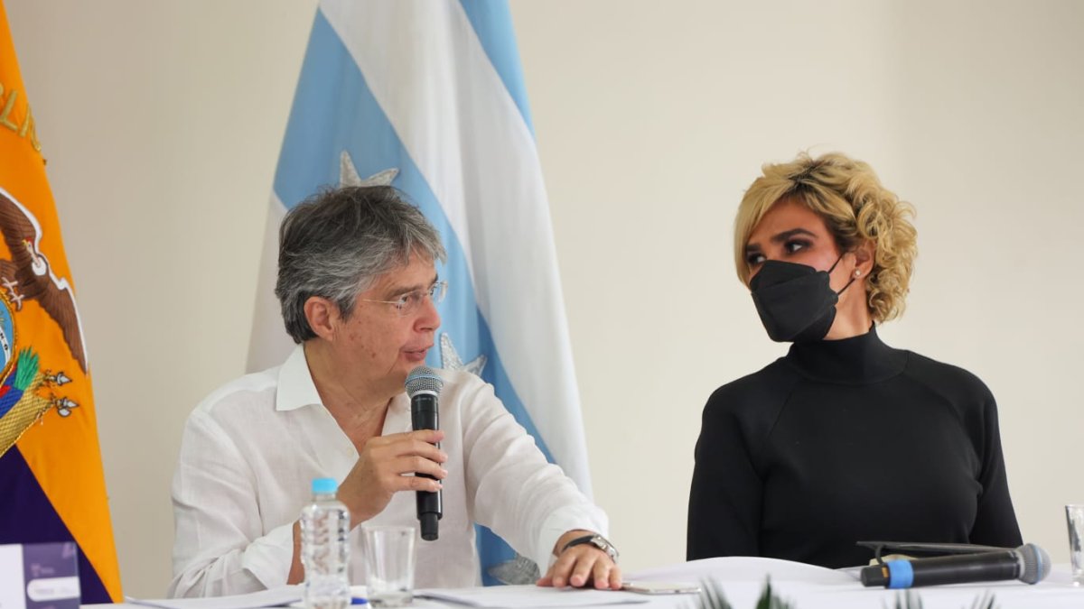 El presidente Guillermo Lasso, junto a la alcaldesa Cynthia Viteri.