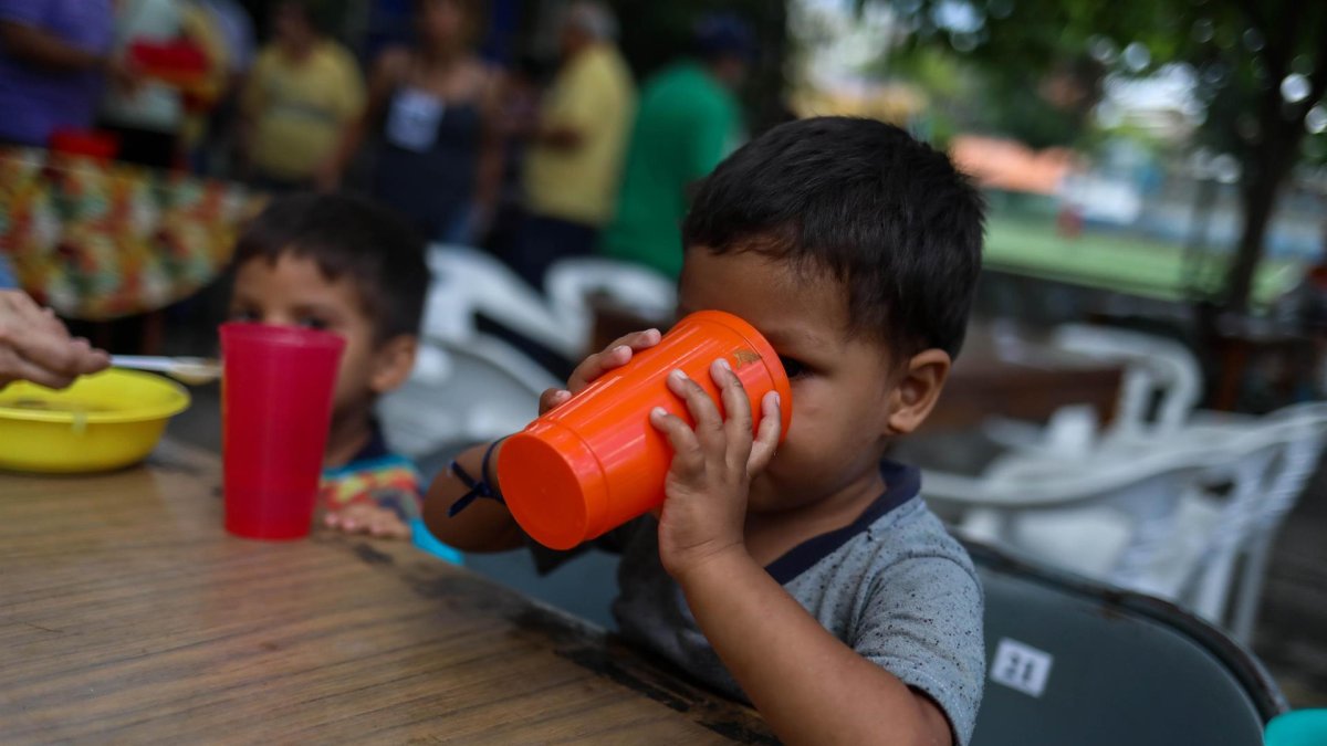 Fotografía de archivo de un niño en un comedor.