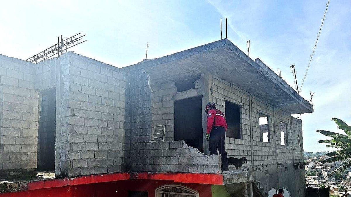 Apoyo. Miembros del Cuerpo de Bomberos de Quito a sus similares de Esmeraldas en los trabajos en estructuras colapsadas.
