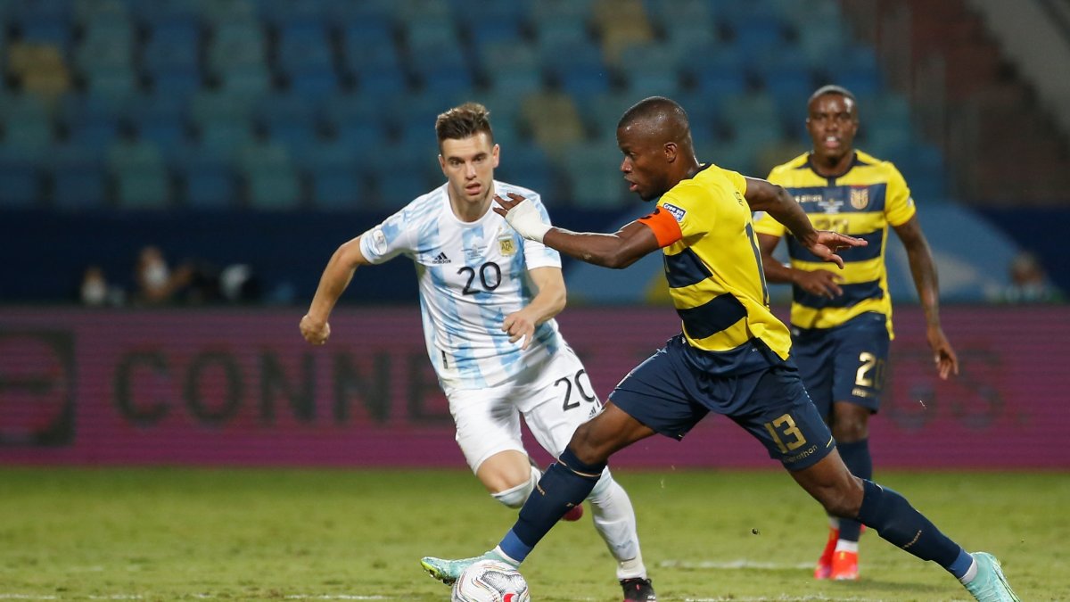 Enner Valencia (d) sí podrá estar con Ecuador en el duelo ante Argentina, debido a que no tiene acumulación de amarillas.