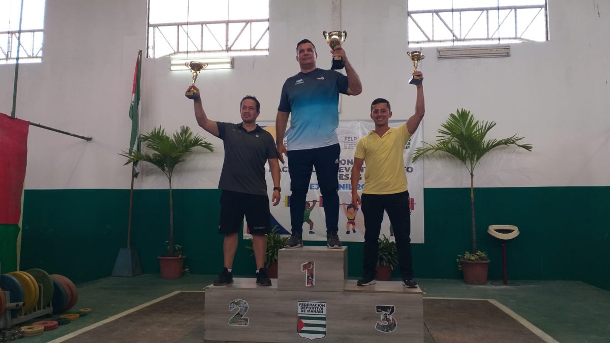 Los entrenadores de Guayas (c) y Pichincha (i) levantando en el podio las copas por el primer y segundo lugar.