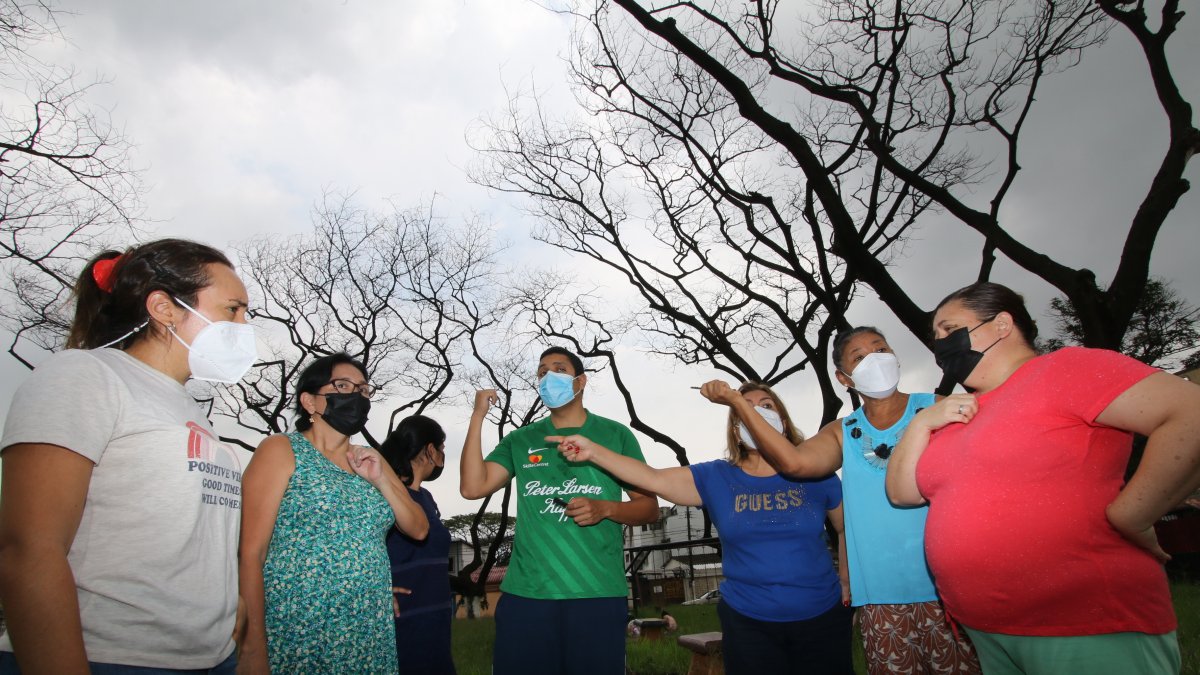 Los habitantes de la ciudadela Guayacanes viven con el temor de que las ramas de los árboles viejos les caiga sobre sus cabezas o viviendas.