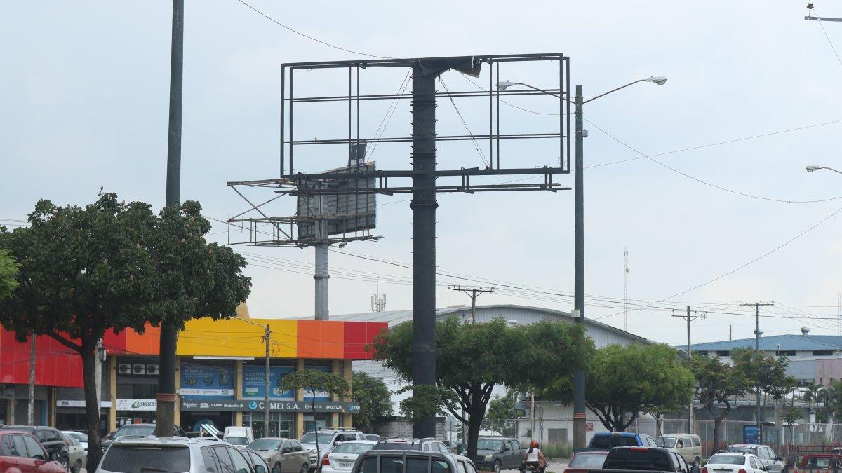 Realidades. A lo largo de avenidas como Velasco Ibarra, Juan Tanca Marengo (foto) y vía a Daule, se encuentran vallas en total abandono.