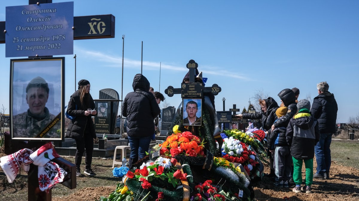 Familiares del soldado ucraniano Syvorotka Oleksii (44), quien murió en Mykolaiv en un ataque aéreo ruso, asisten a su funeral en Odessa.