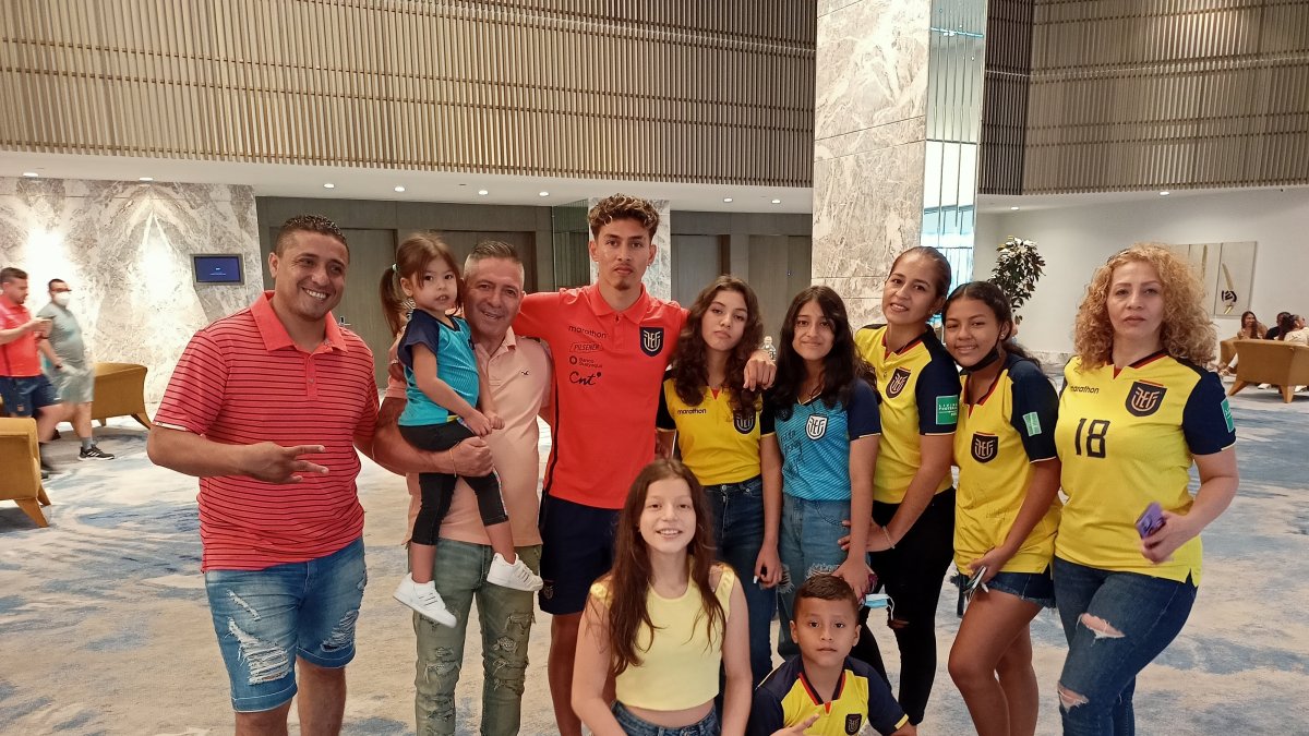 Jeremy Sarmiento (c) junto a sus padres, hermanas, sobrinos, primos y un tío, que lo llegaron a saludar previo al compromiso de hoy ante la selección argentina.