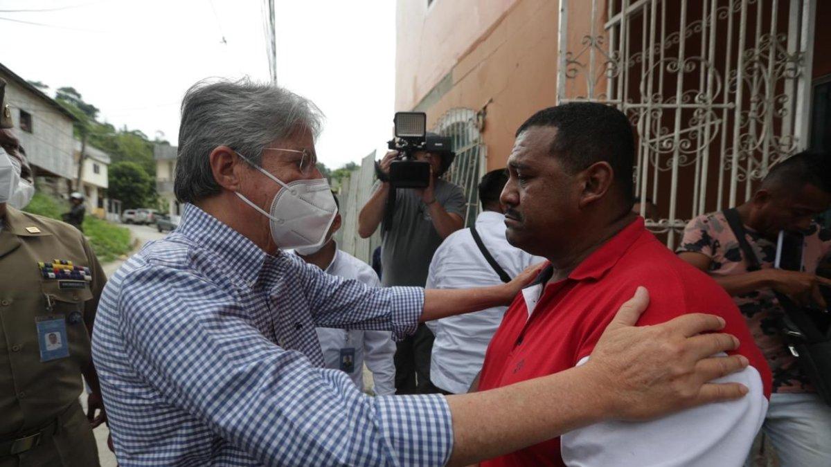 Recorrido. El presidente Guillermo Lasso visitó Esmeraldas y ofreció ayuda para las personas afectadas.