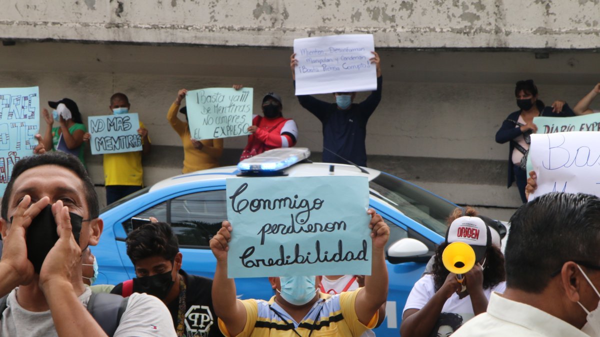 El plantón contra Diario EXPRESO protagonizado por gente que se dijo simpatizante de la alcaldesa Viteri