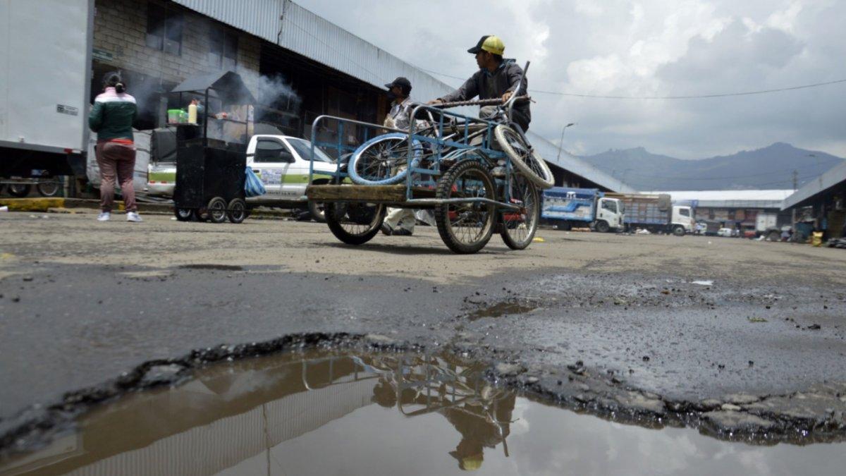 La administración del Mercado debe hacerse cargo de la reparación de los cráteres. Este año se firmó con convenio con la Empresa de Obras. Además, los autos que ingresan pagan el parqueadero.
