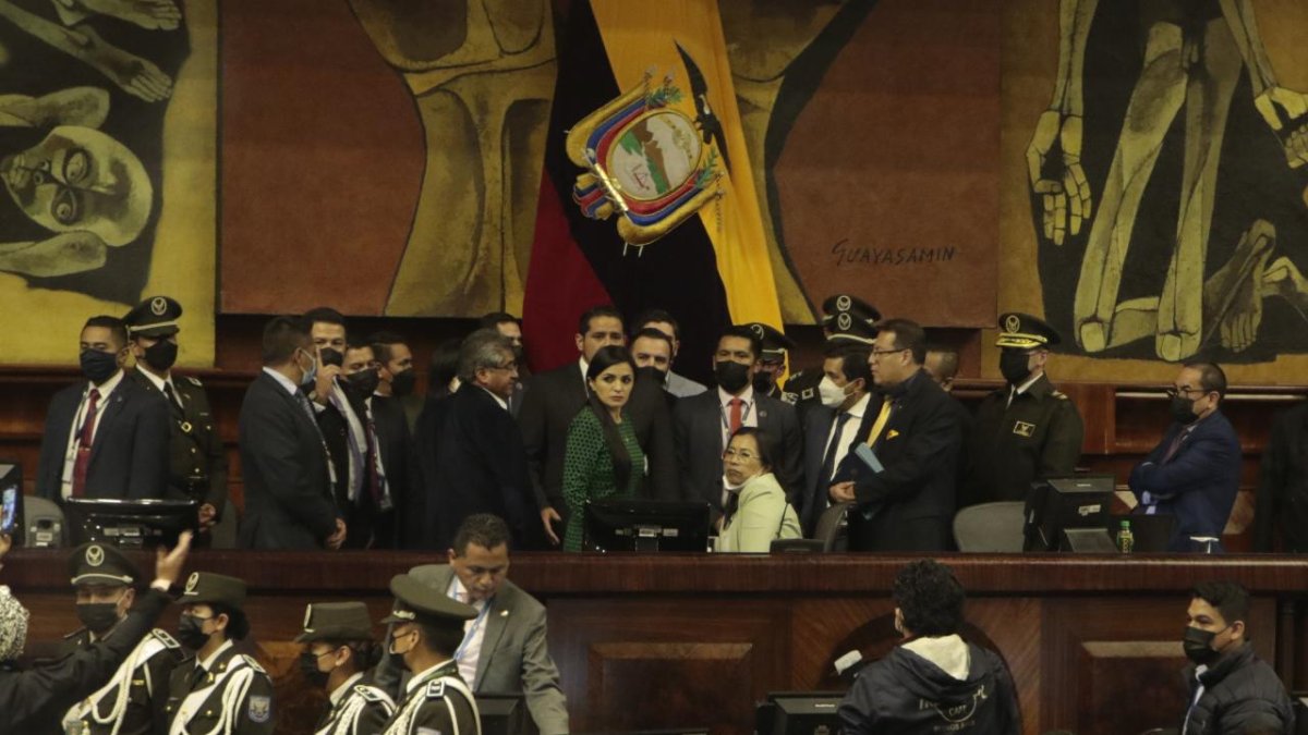 La presidenta Guadalupe Llori fue rodeada por asambleístas que pedían se incluya nuevos artículos en una moción.
