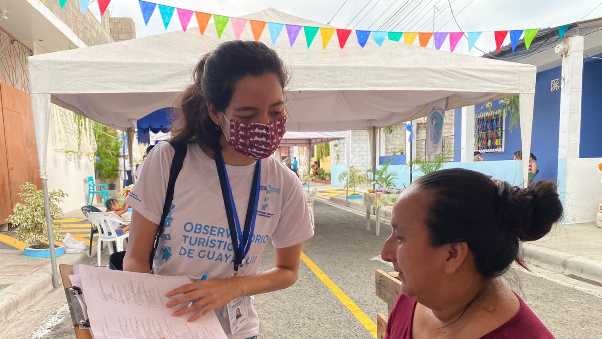 Los estudiantes recaban la  información turística.