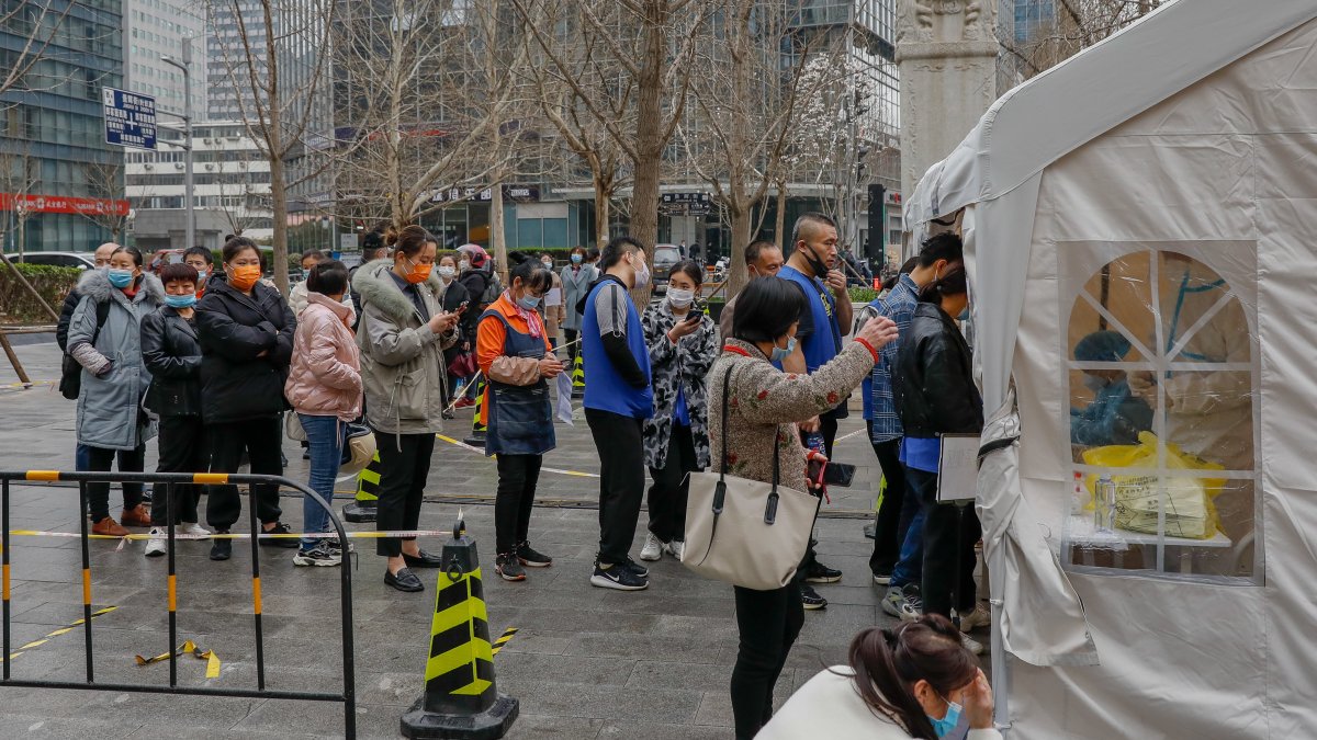 La toma de las pruebas PCR, obligatorias en algunos lugares, incomoda a muchos de los asiáticos.