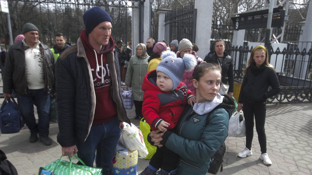 Los ucranianos evacuados de Mikolaiv esperaban ayer un tren en una estación ferroviaria de Odesa.