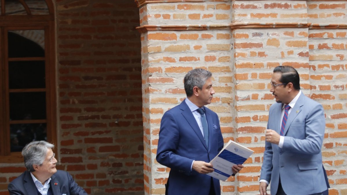 Acto. El presidente Guillermo Lasso asistió a la convocatoria para la elección de jueces anticorrupción. En la foto Fausto Murillo de la Judicatura y Hernán Ulloa, del CPCCS.