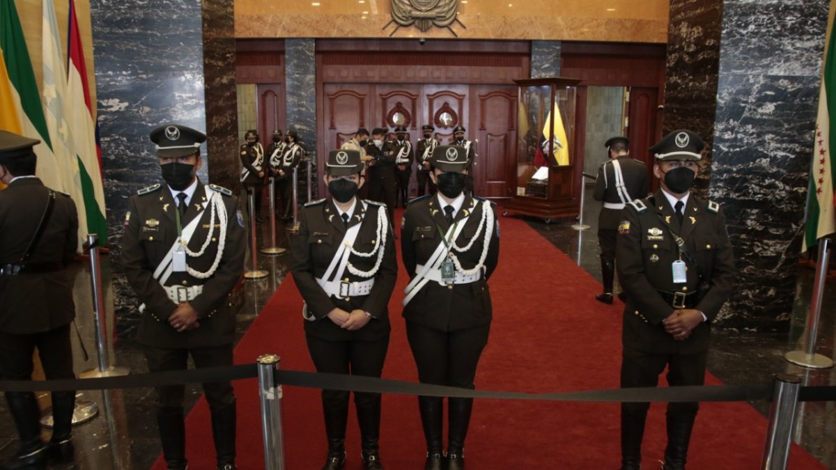 Reacción. Policías se apostaron, en doble fila, en los exteriores del pleno del Palacio Legislativo para evitar el ingreso al salón de sesiones.