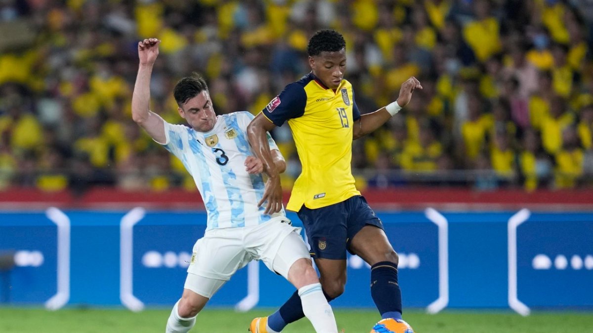 Gonzalo Plata (d) en acción durante un partido de las Eliminatorias Sudamericanas ante Argentina.