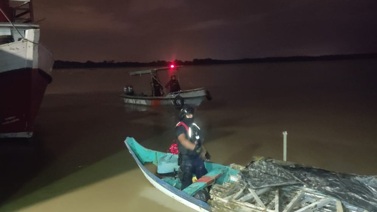 La nave fue detenida, pero sus ocupantes lograron huir