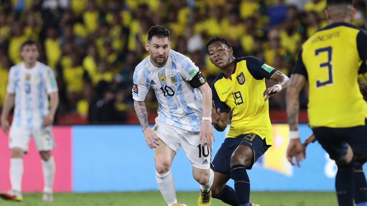 Messi (i) hizo lo suficiente para desarrollar el juego de su selección y permitir hacer el único tanto gaucho del partido para así no perder el invicto.