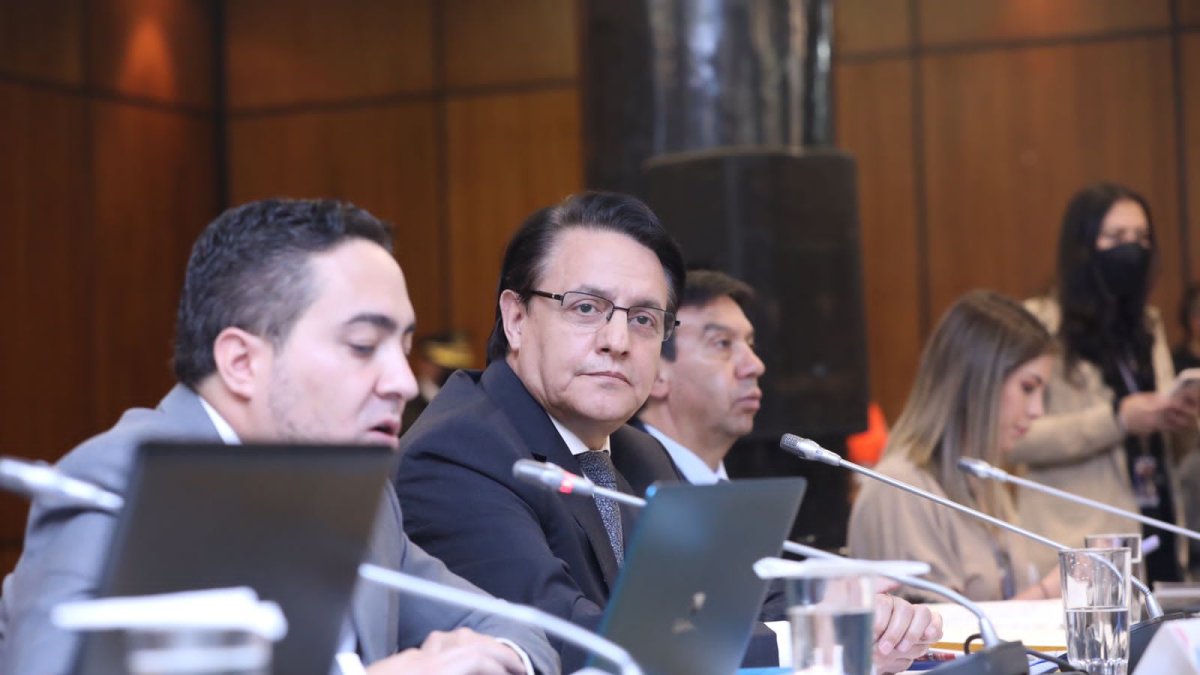 La comisión está conformada por 9 integrantes. Para la aprobación de informes, se requieren 5 votos.