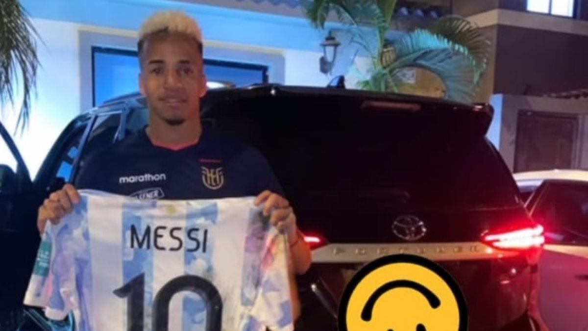 Byron Castillo mostró la camiseta de Lionel Messi tras el partido jugado en el Monumental.