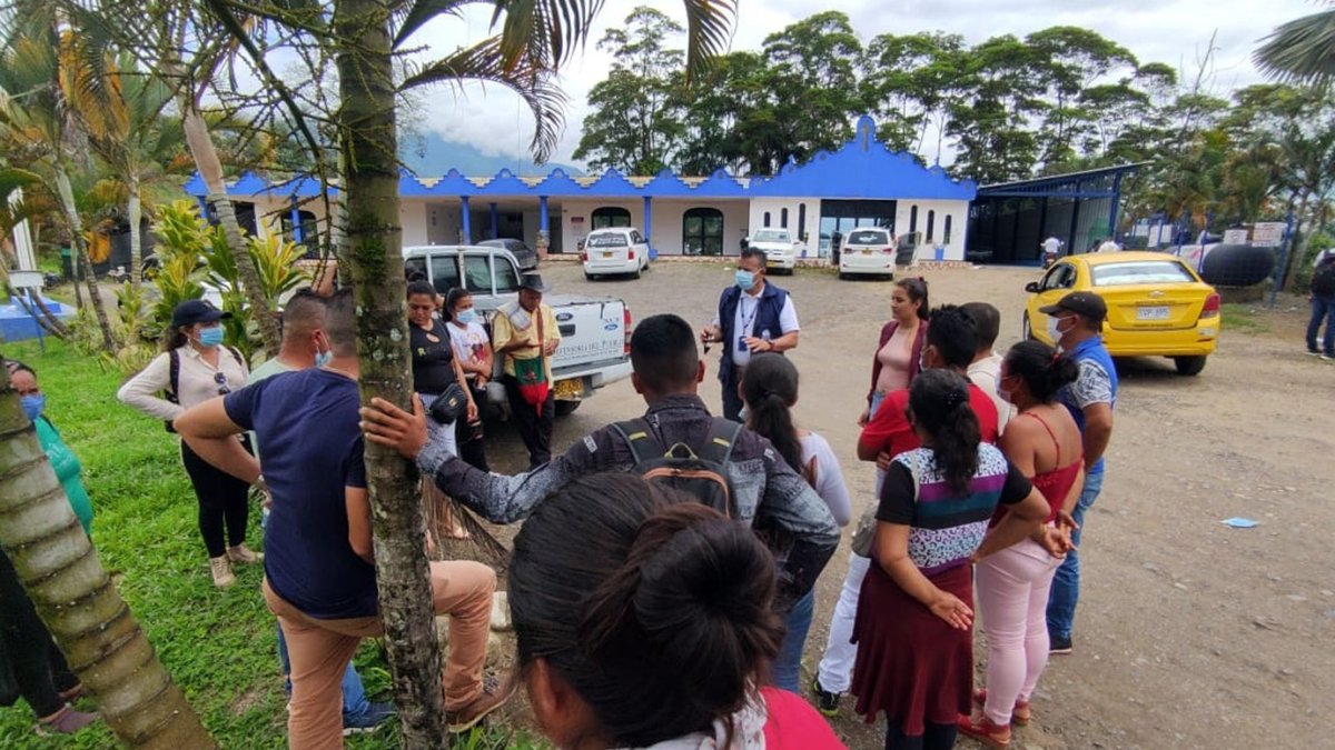 Fotografía cedida por la Defensoría del Pueblo de habitantes reunidos con integrantes de la Defensoría del Pueblo hoy en Puerto Leguízamo (Colombia).