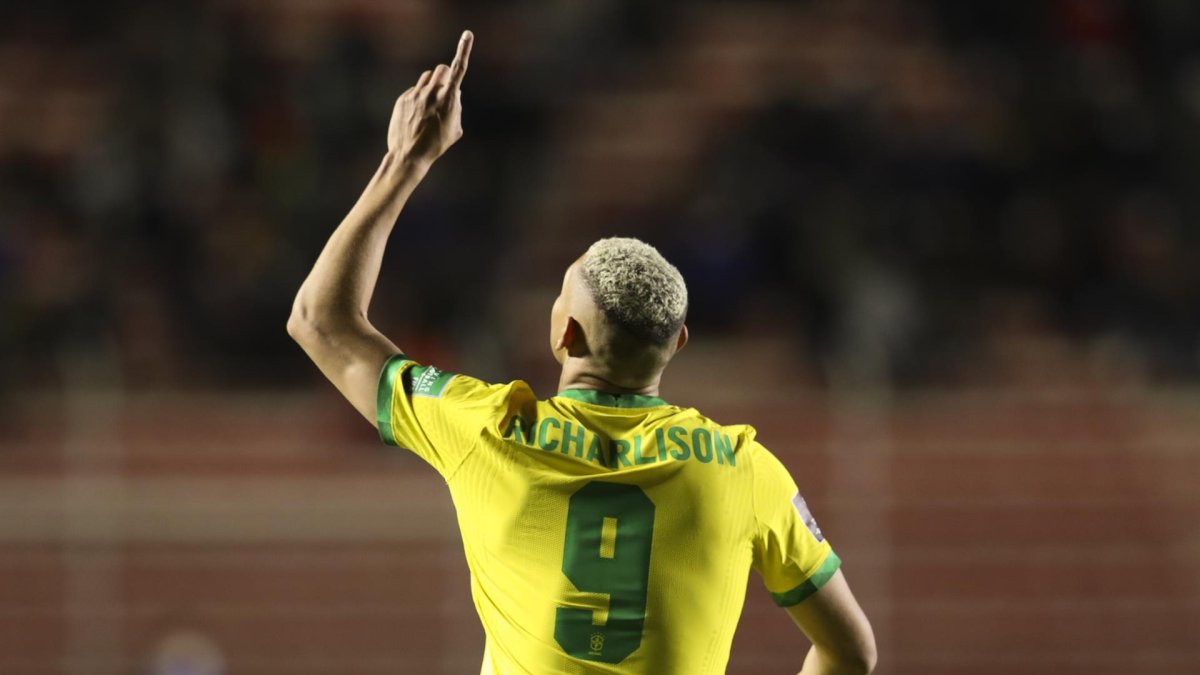 Richarlison de Brasil celebra luego de anotar un gol durante un partido de las eliminatorias sudamericanas para el Mundial de Catar 2022, en el estadio Hernando Siles en La Paz (Bolivia), este 29 de marzo de 2022.