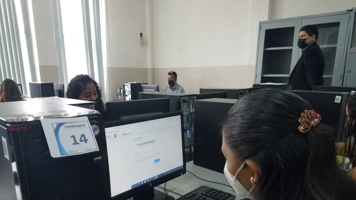 Una estudiante rinde la prueba Transformar en un aula de la Universidad de Guayaquil, el martes 29 de marzo de 2022