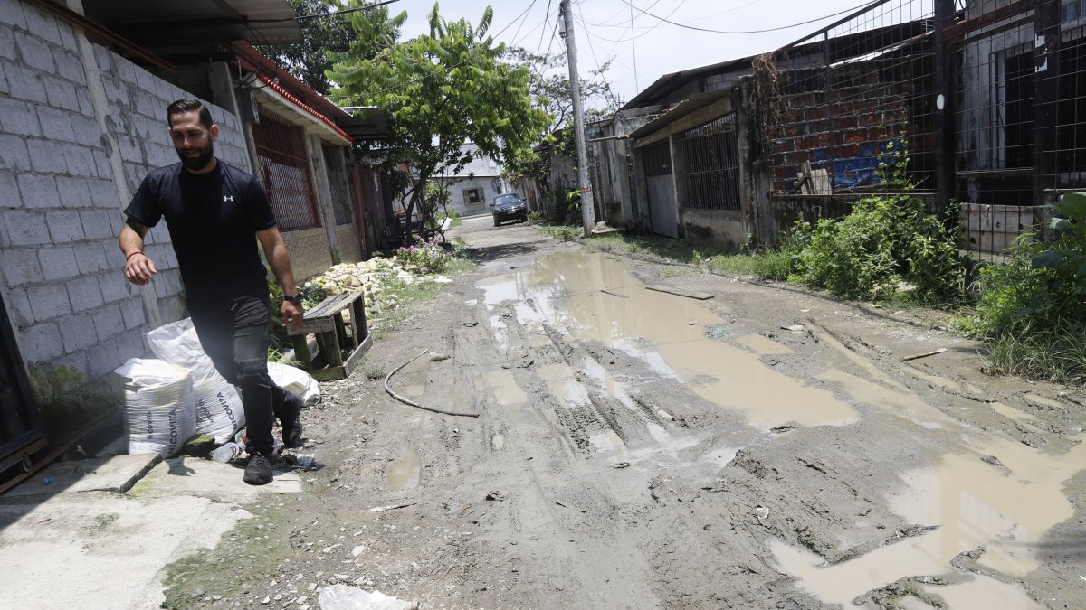 Quienes residen desde la manzana C72 hasta la C77 deben hacer malabares para no resbalar y caer en el lodo y charcos que se forman al pie de sus viviendas, durante el invierno.