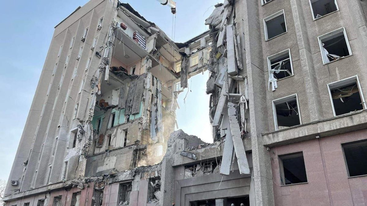 Subió a quince el número de fallecidos por el ataque a una edificación oficial en Mikolaiv, Ucrania.