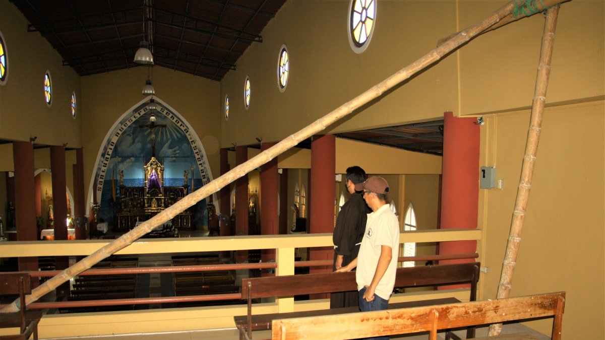 Muros. Las cañas se han colocado para impedir que los feligreses se sienten en el sitio, bajo las torres.
