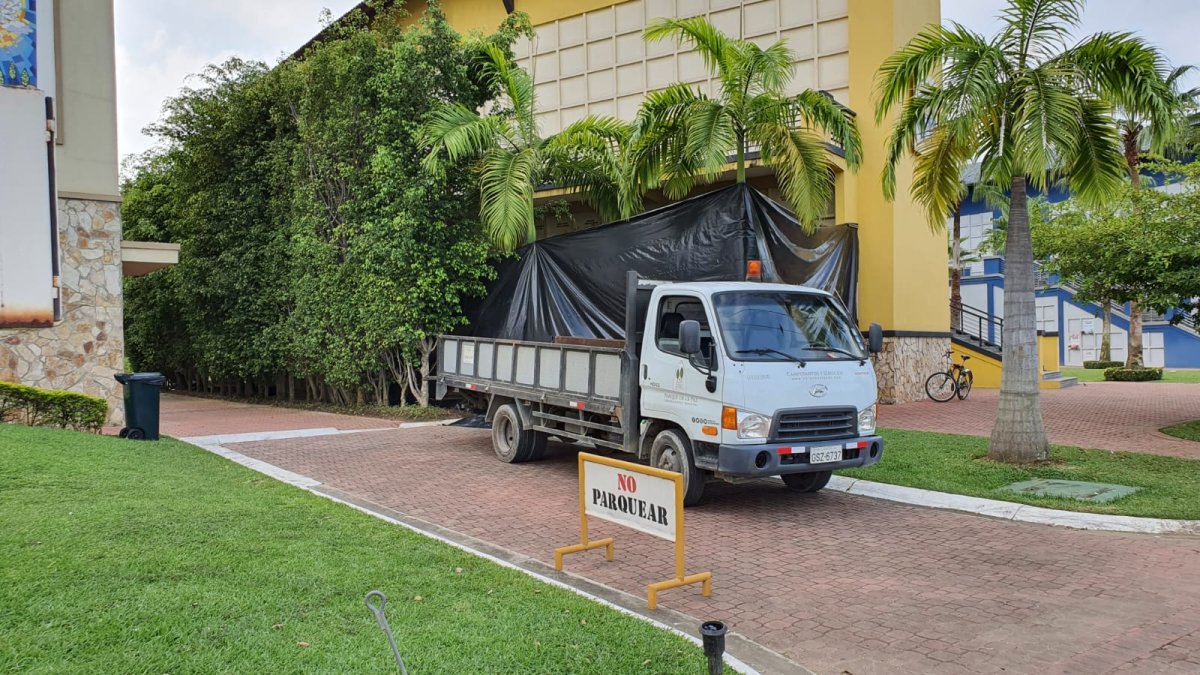 Trabajo. La sepultura de los cadáveres se hizo detrás de lonas de plástico negro en el Parque de la Paz de La Aurora