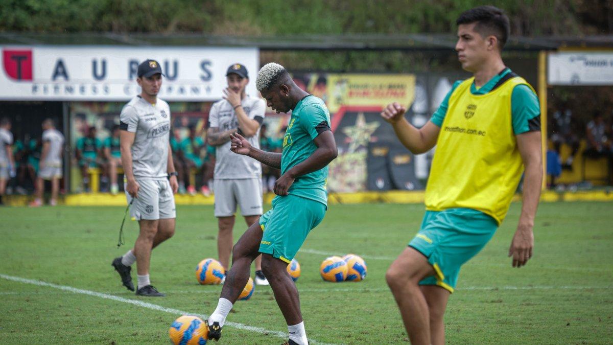 Los jugadores de Barcelona afinaron la parte física y táctica durante el receso del torneo.