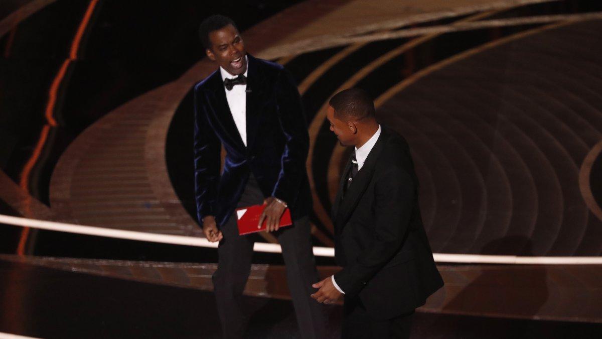 Imagen del pasado 24 de marzo del actor Will Smith (d) abofetea al presentador de la gala Chris Rock (i) durante la 94ª ceremonia anual de los Premios de la Academia de Cine estadounidense en el Dolby Theatre de Hollywood, Los Ángeles, California (EE.UU.).