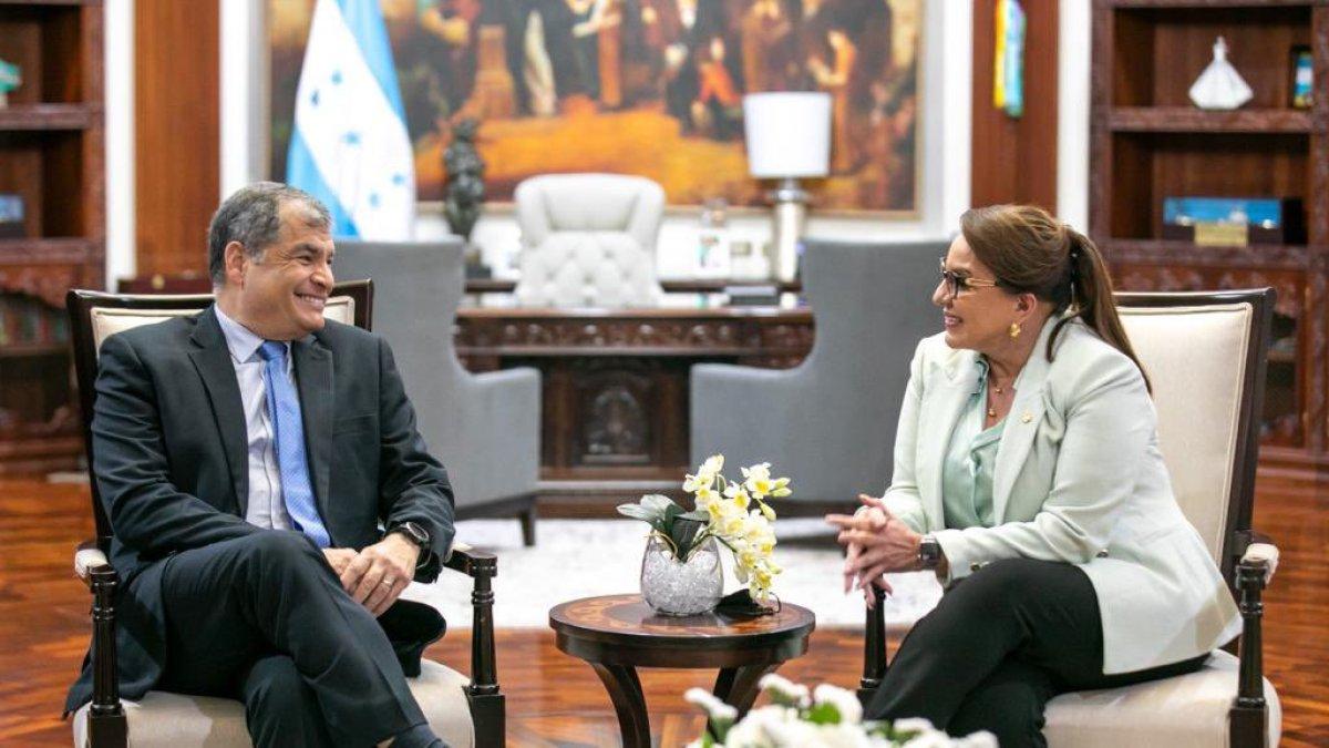 El expresidente Rafael Correa junto con la presidenta de Honduras, Xiomara Castro.