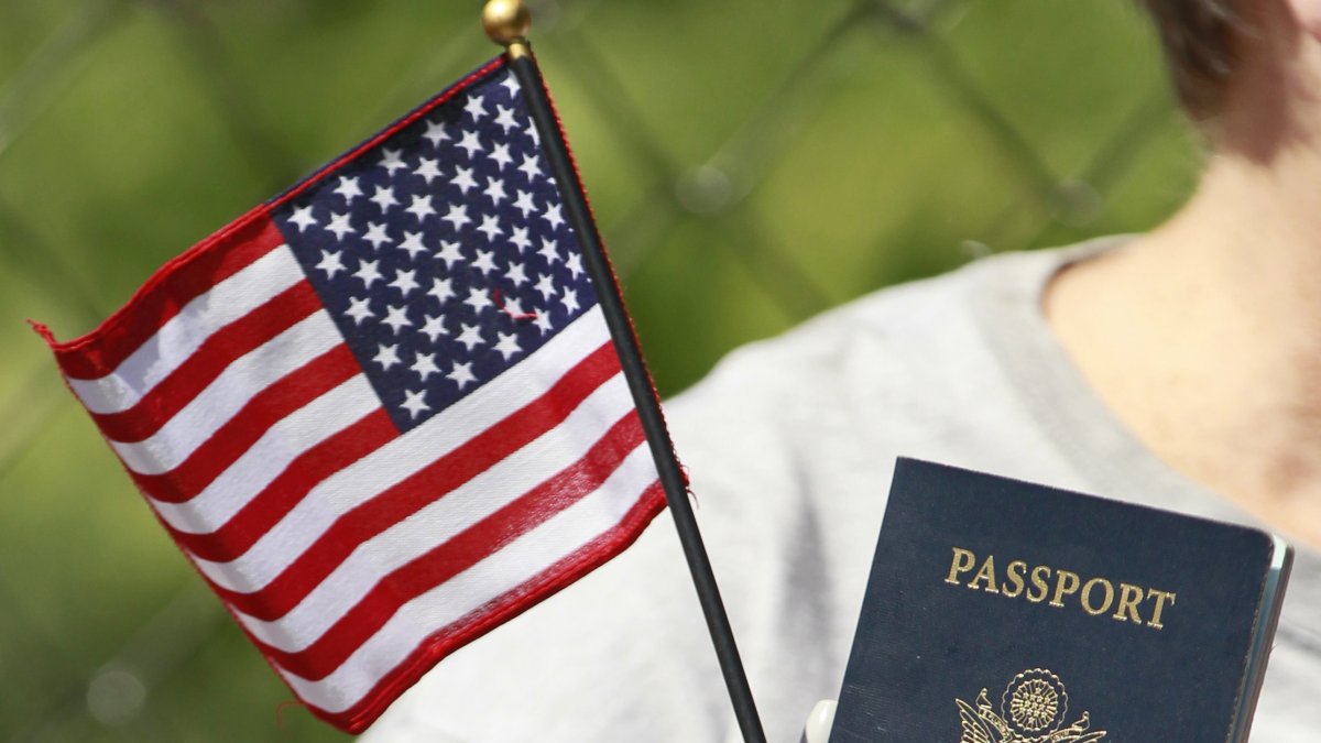 Fotografía de archivo de un pasaporte de Estados Unidos.