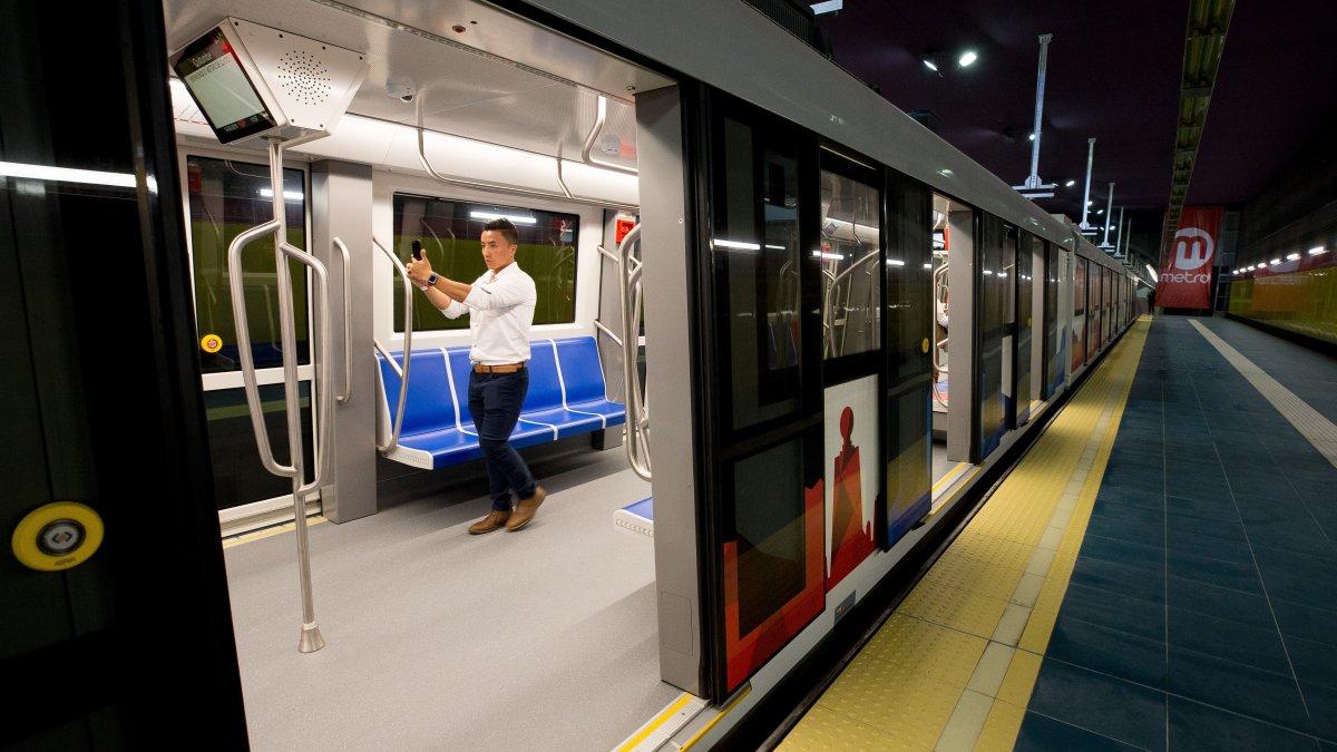 Personas montan en el Metro de Quito entre las estaciones de Iñaquito y Jipijapa (Ecuador), en una fotografía de archivo.