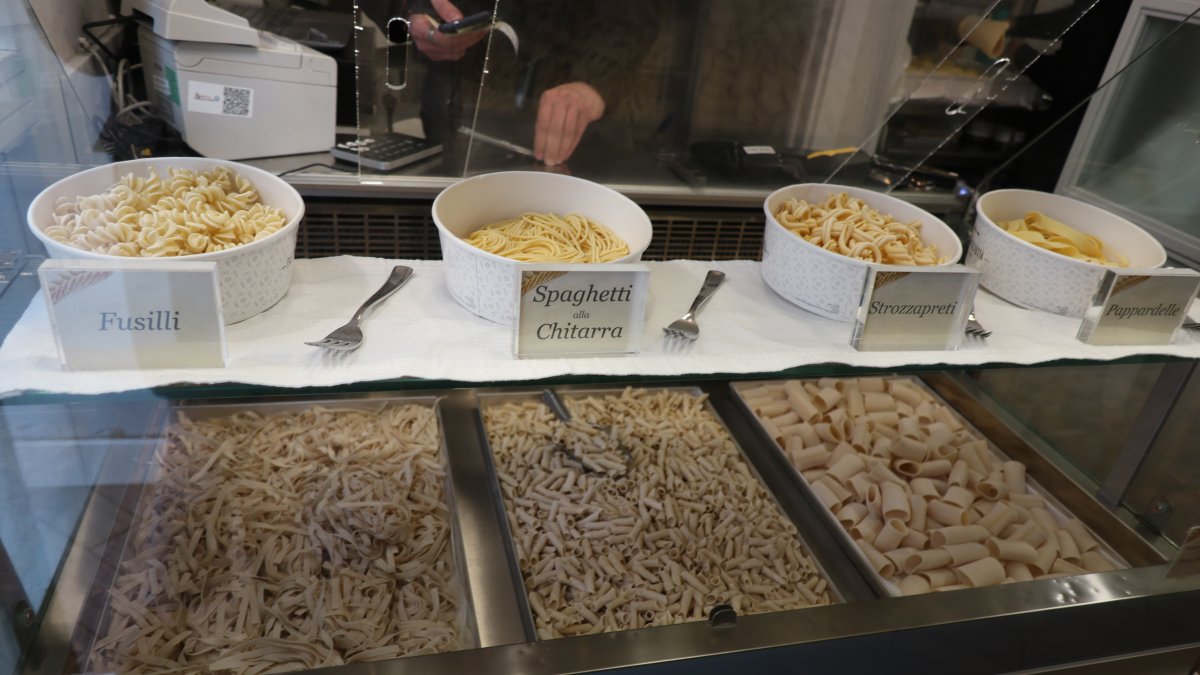 Establecimientos de pasta y de pizza en el centro de Roma afectados por el aumento de los precios de las materias primas a causa de la escalada energética. EFE/Maurad Balti