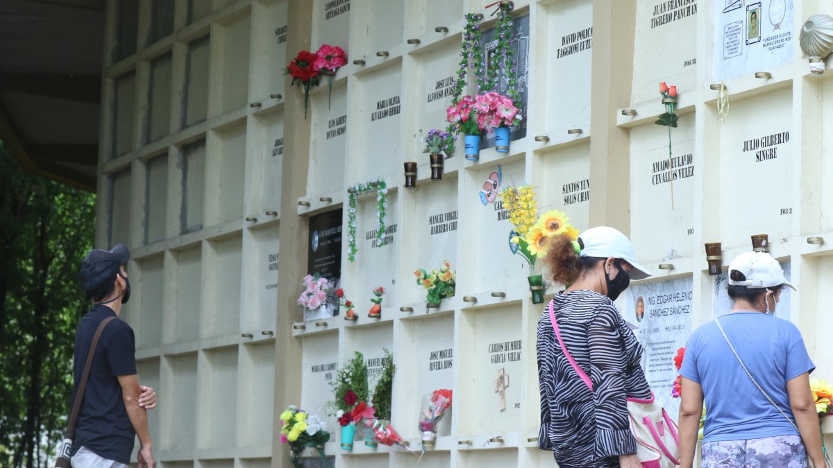 Las personas acuden para visitar a sus familiares. Los no identificados quedan relegados de las flores y los recuerdos.