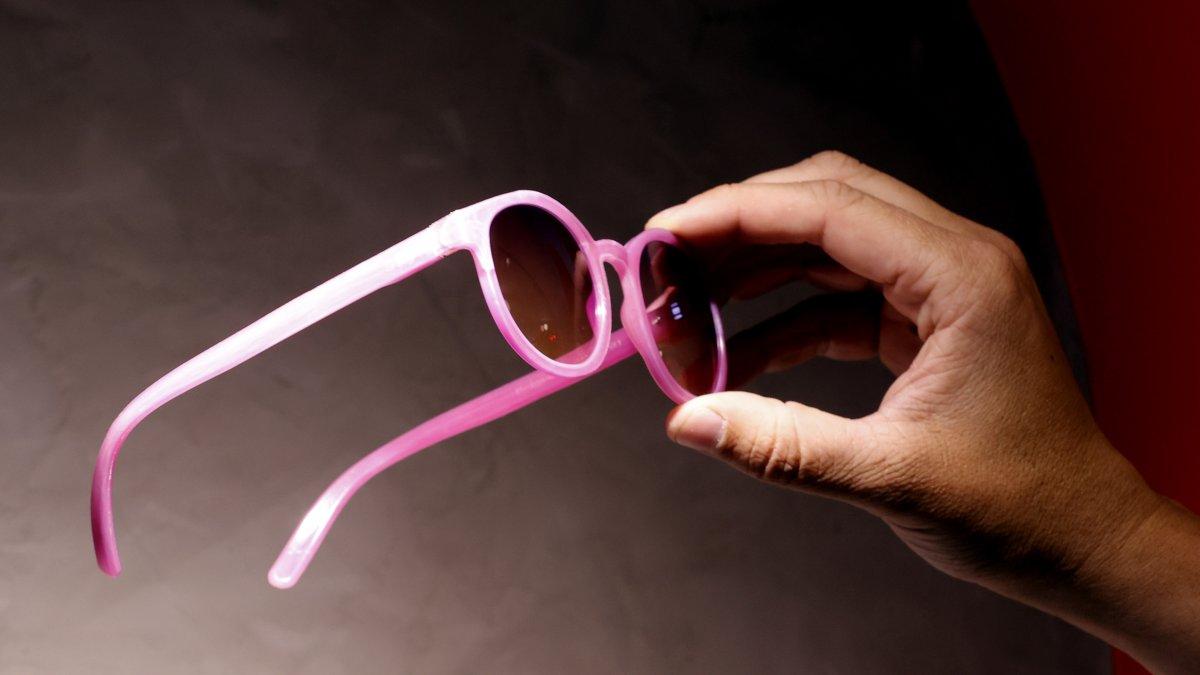 El plástico se reutiliza en una tienda en Bogotá para convertirse en gafas de manos . EFE/