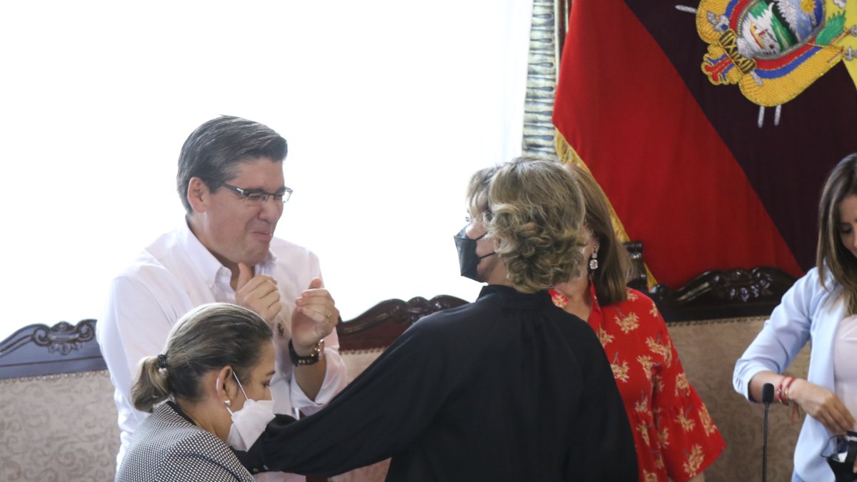 .Hechos. Durante el encuentro, las muestras de afecto entre los ediles fue evidente. En la imagen, Jorge Rodríguez al dialogar con la alcaldesa.