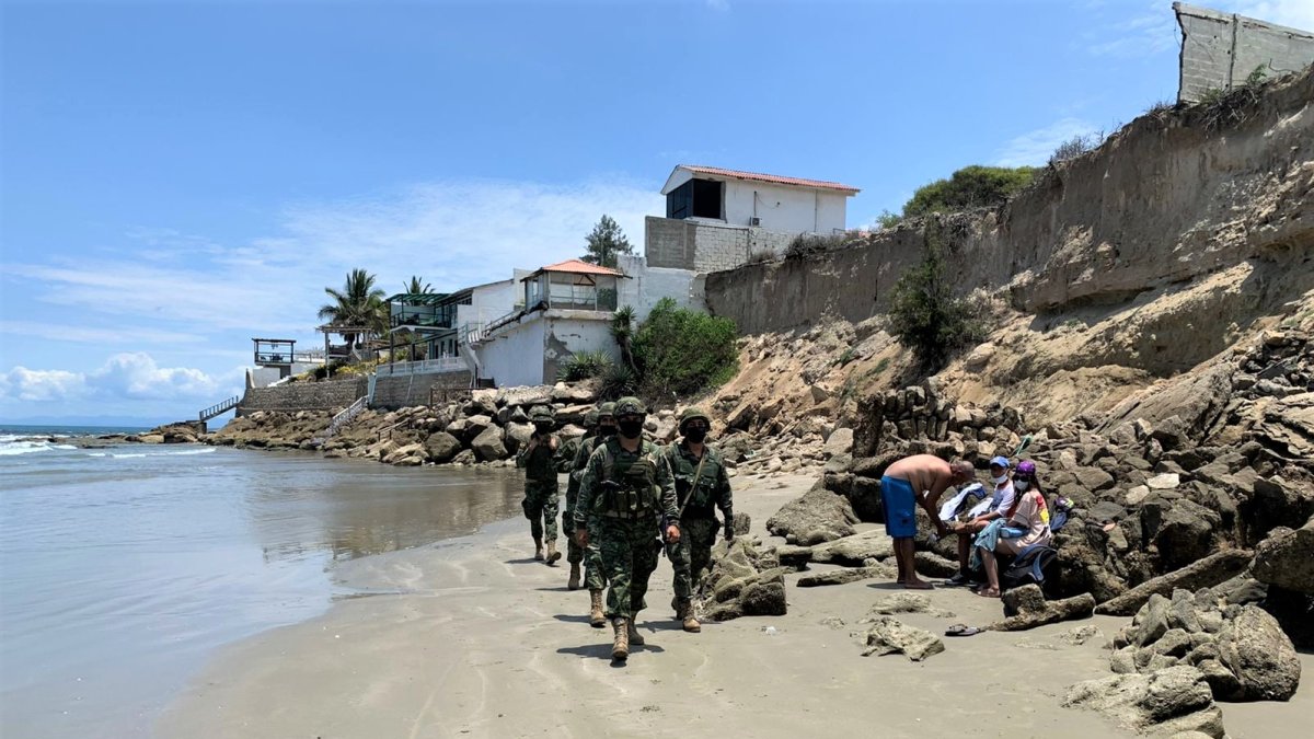 Militares. Recorren las playas de la Península para hallar a los ladrones.