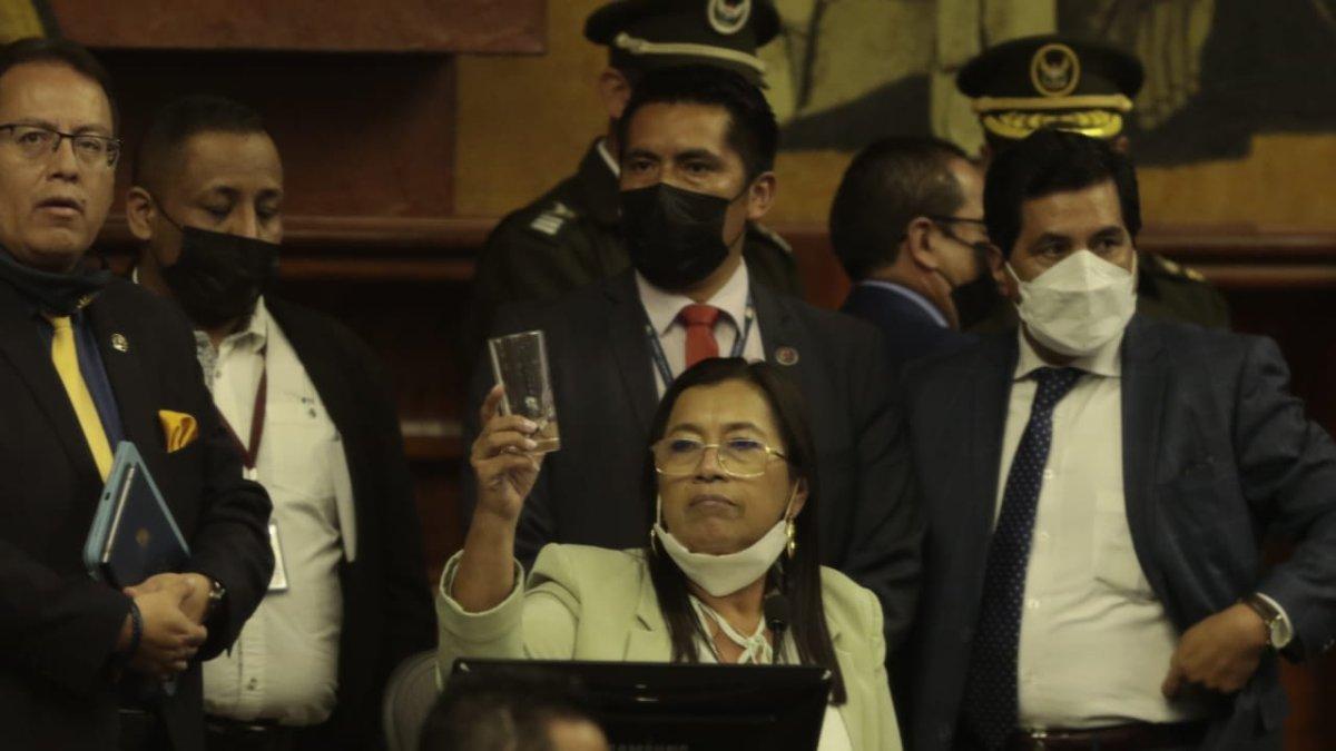 Levantando el vaso, como quien levanta una copa para brindar en una fiesta. Solo que esta no era una reunión de amigos, sino un pleno de la Asamblea abruptamente suspendido el pasado martes. La presidenta Guadalupe Llori saludó con su vaso a la bancada de UNES.