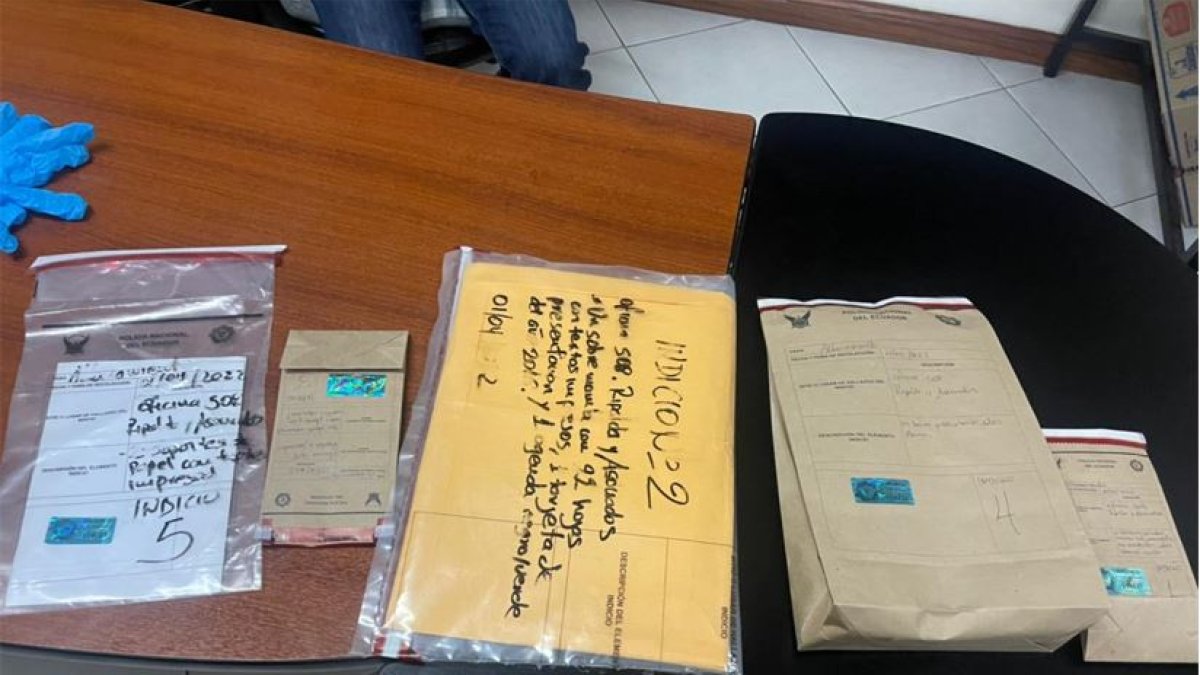 La Fiscalía allanó la oficina de Ernesto Ripalda en la ciudad de Quito y retuvo indicios para la indagación.