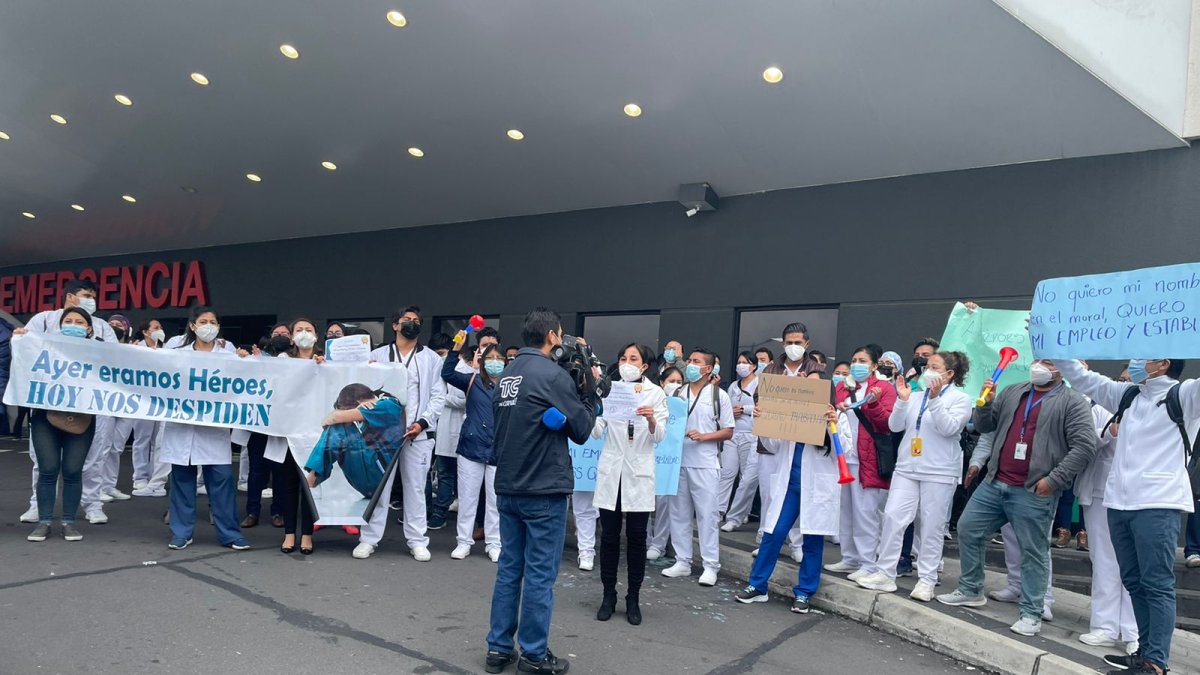Plantón realizado este viernes 1 de abril en los exteriores del Hospital IESS Quito Sur.