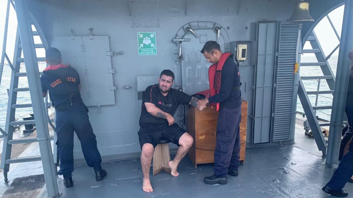 Persona fue rescatada por personal guardacostas en aguas de Salinas, Santa Elena.