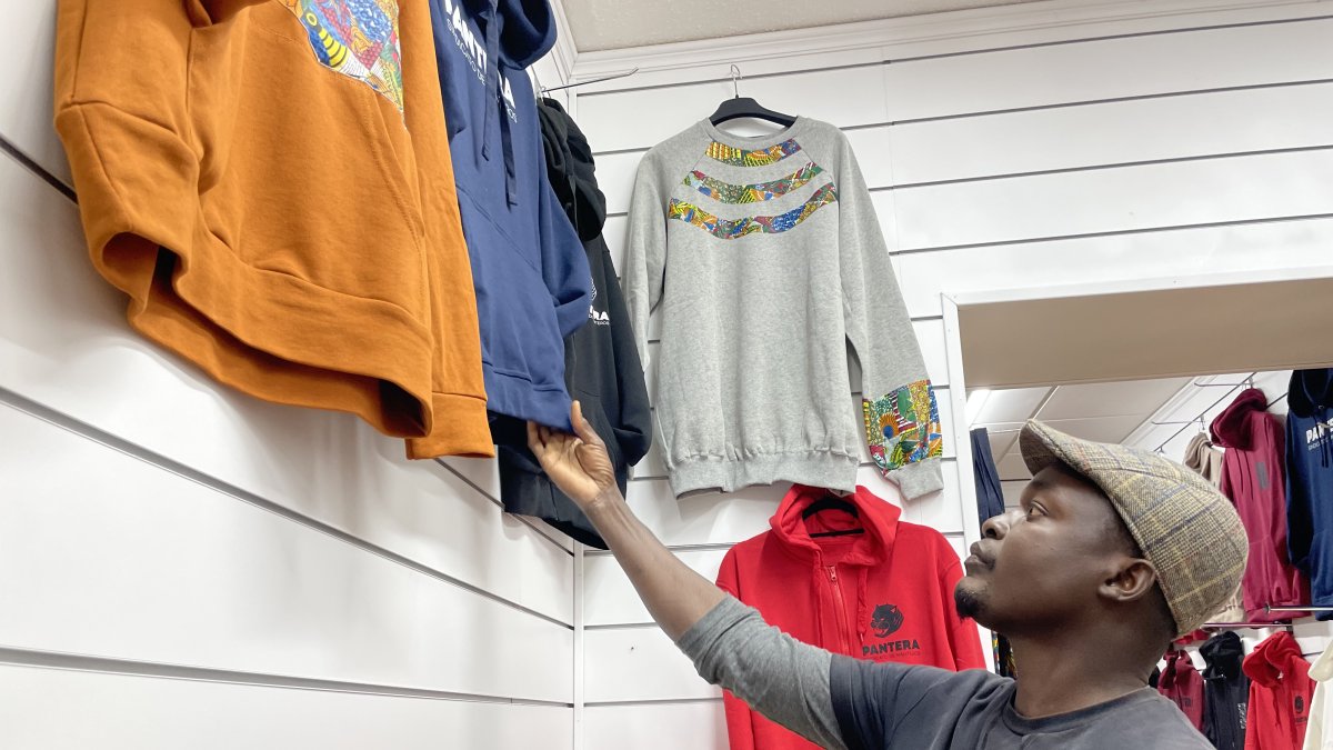 Jibi, voluntario de la tienda Pantera, muestra parte de la mercadería que ofrecen.