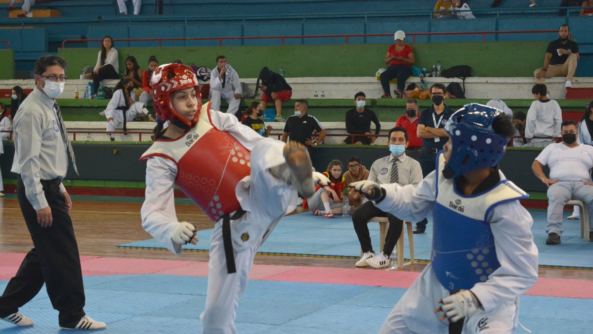 Anggelina Cedeño (i) dando una demostración de su capacidad sobre el tatami en un torneo nacional.