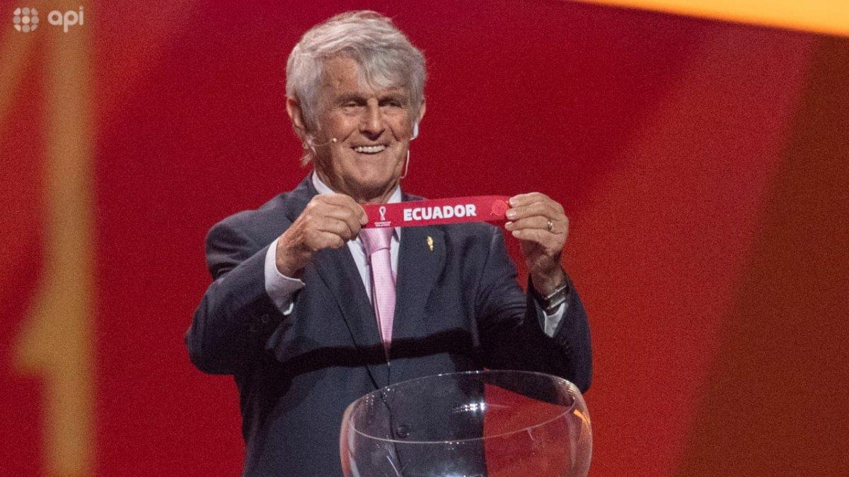 El papel con el nombre de Ecuador en el sorteo del Mundial sostenido por Bora Milutinovic.